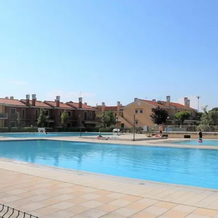Terraced House With Swimming Pool Apartment