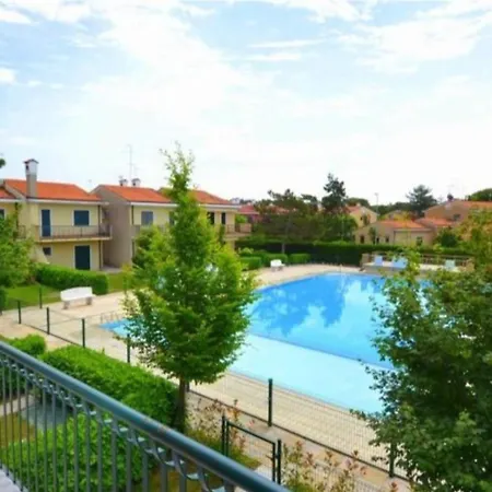 Terraced House With Swimming Pool
